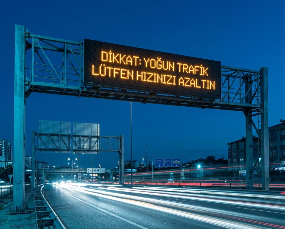 Otoyol üzerinde LED değişken mesaj işareti (VMS) — Technolent akıllı ulaşım çözümleri